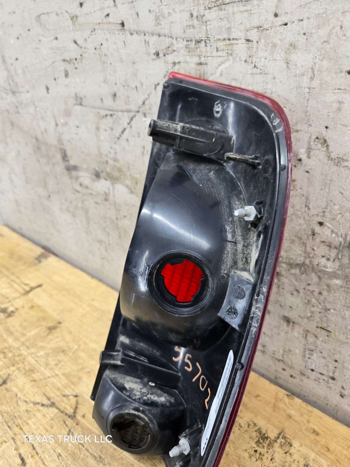 1999-2007 Ford Super Duty F250 F350 F450 F550 LH Driver Side Tail Light