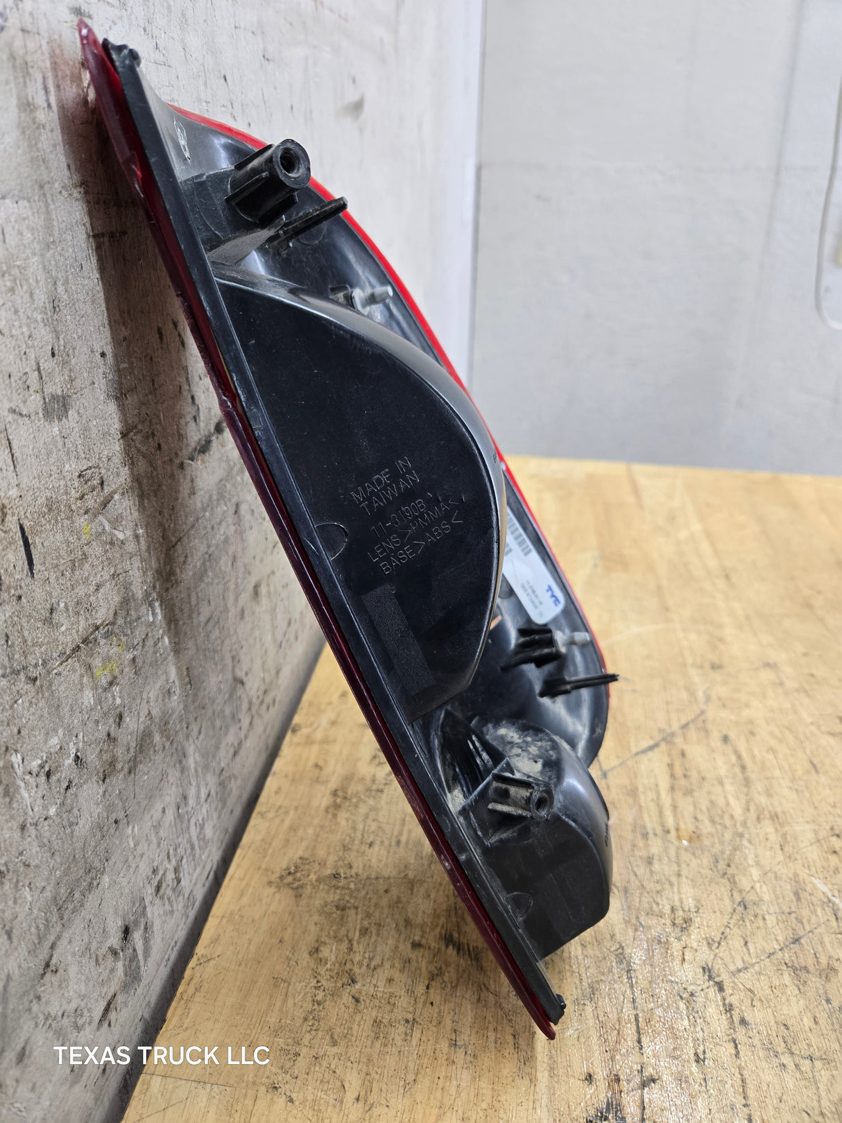 1999-2007 Ford Super Duty F250 F350 F450 F550 LH Driver Side Tail Light