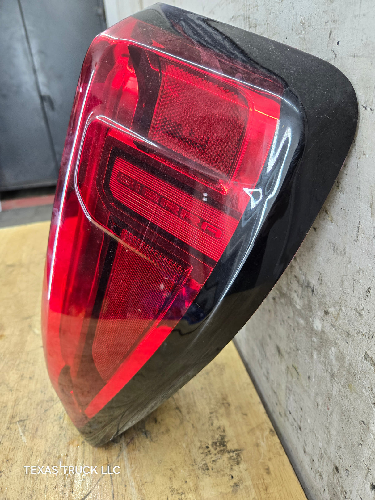 2019-2023 GMC Sierra 1500 2500 3500 HD RH Passenger Side Tail Light 85105349