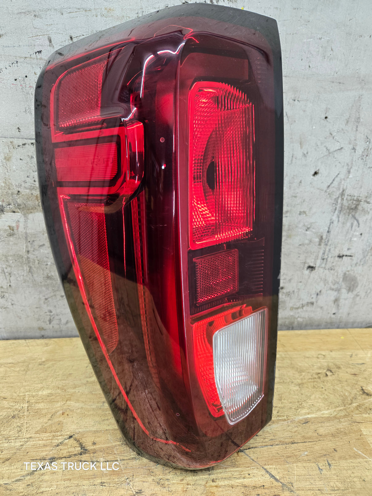 2019-2023 GMC Sierra 1500 2500 3500 HD LH Driver Side Tail Light 85105348