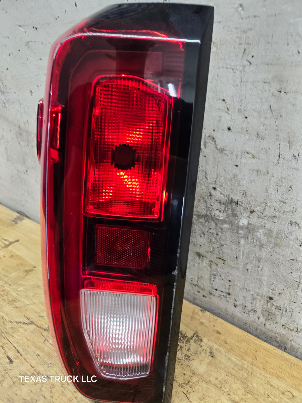 2019-2023 GMC Sierra 1500 2500 3500 HD LH Driver Side Tail Light 85105348