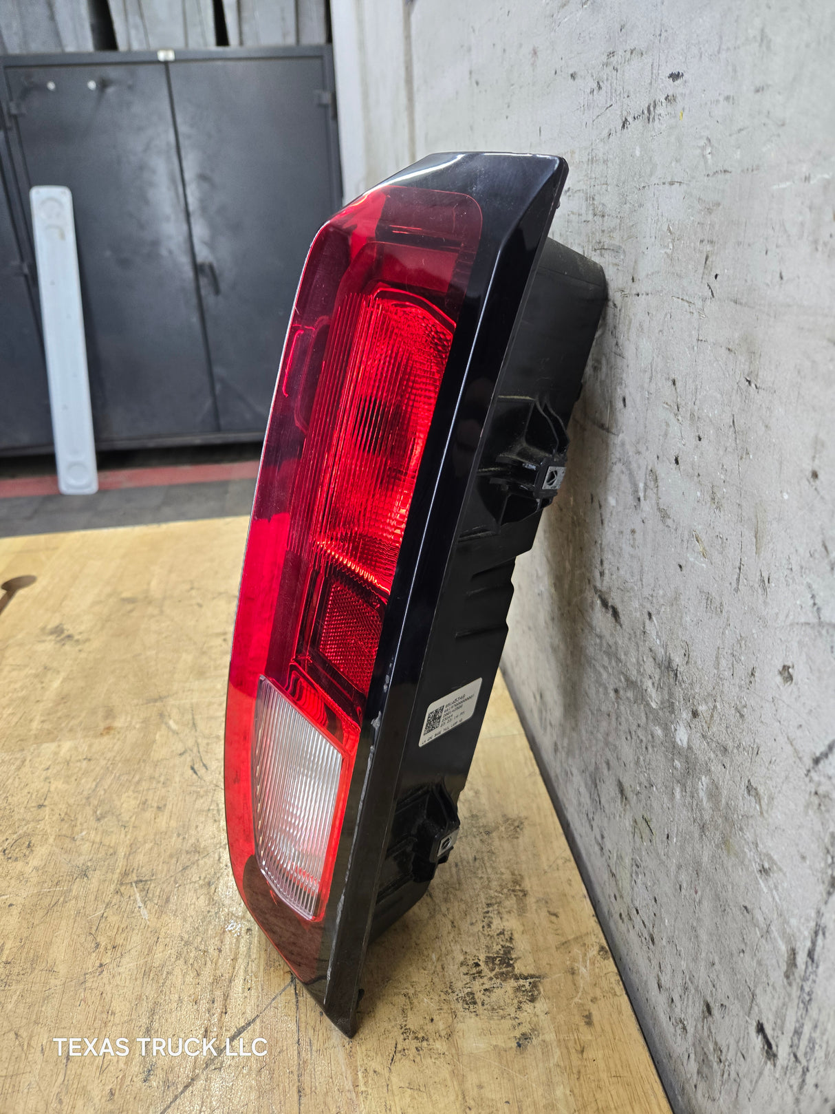 2019-2023 GMC Sierra 1500 2500 3500 HD LH Driver Side Tail Light 85105348