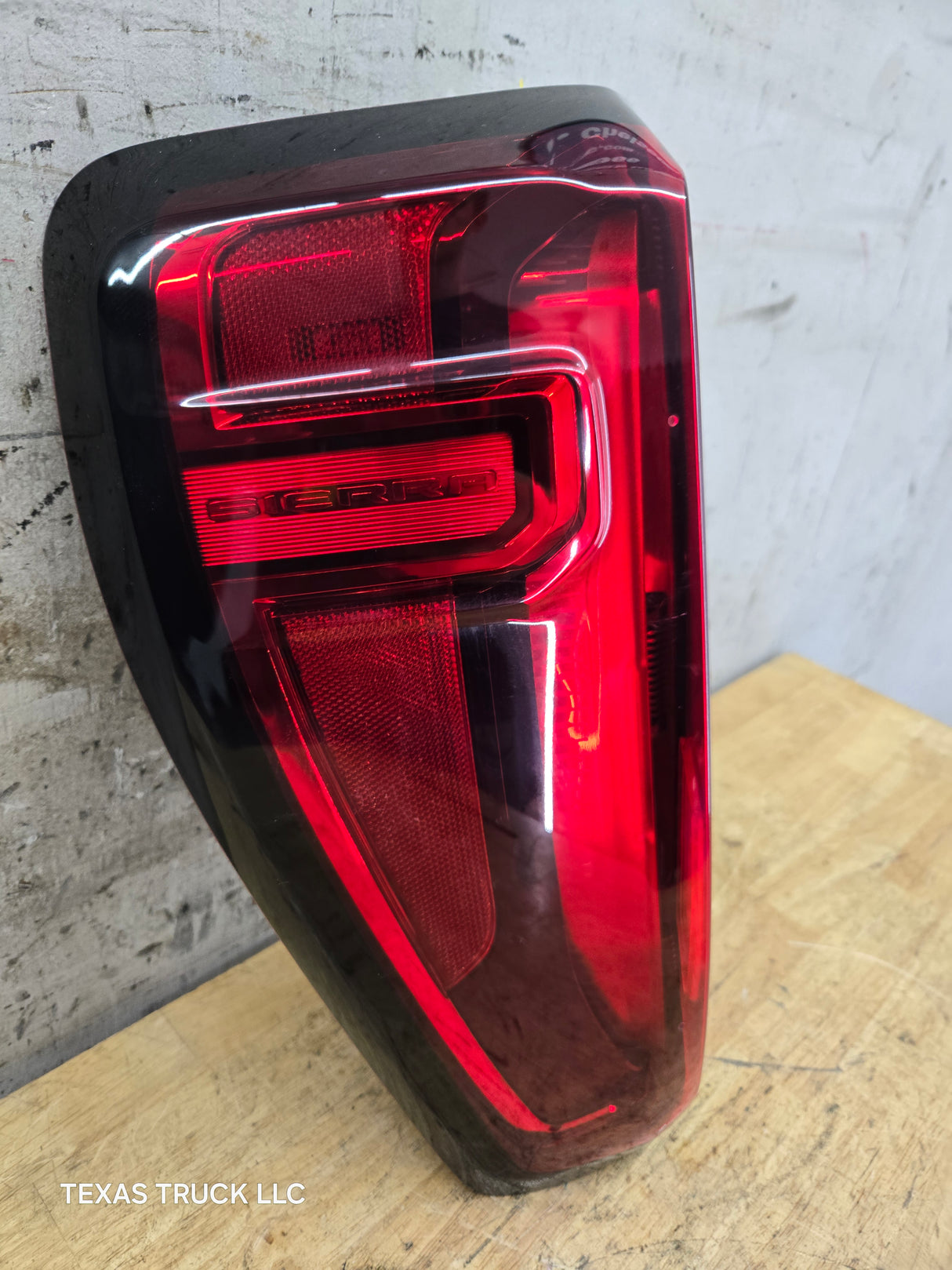 2019-2023 GMC Sierra 1500 2500 3500 HD LH Driver Side Tail Light 85105348