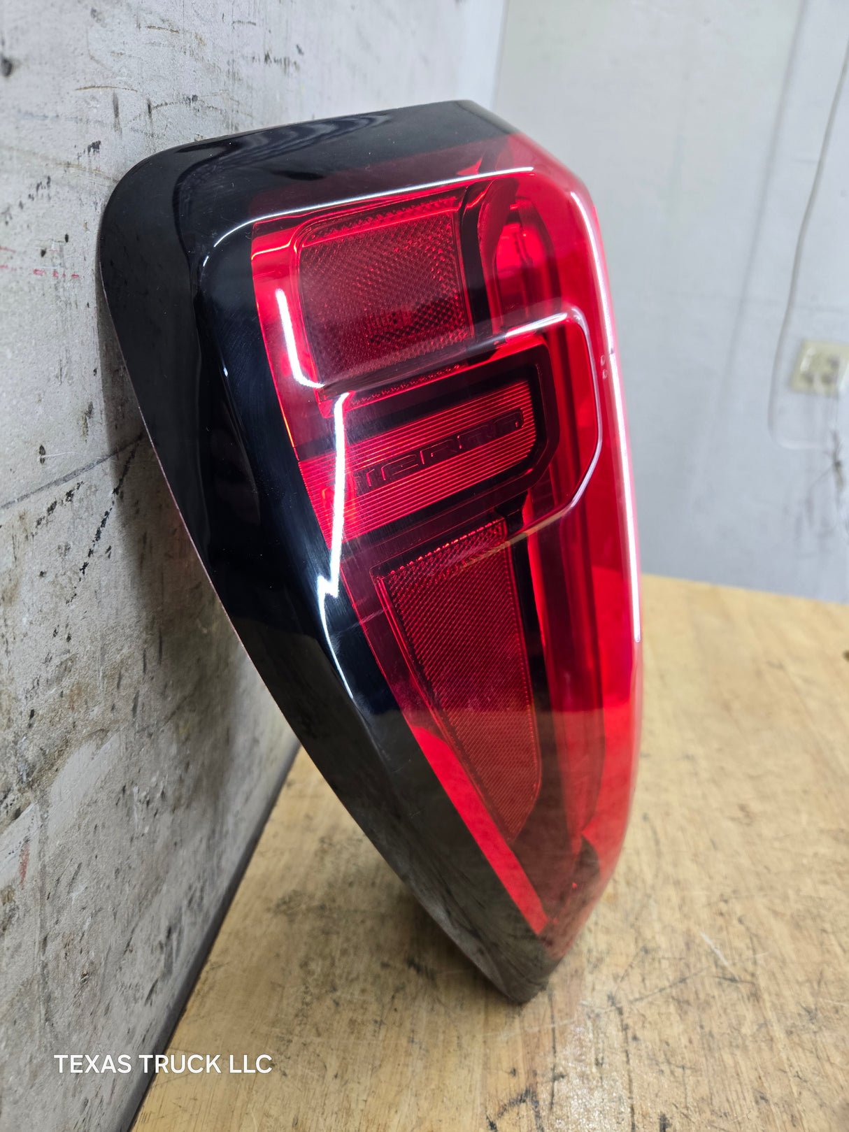 2019-2023 GMC Sierra 1500 2500 3500 HD LH Driver Side Tail Light 85105348