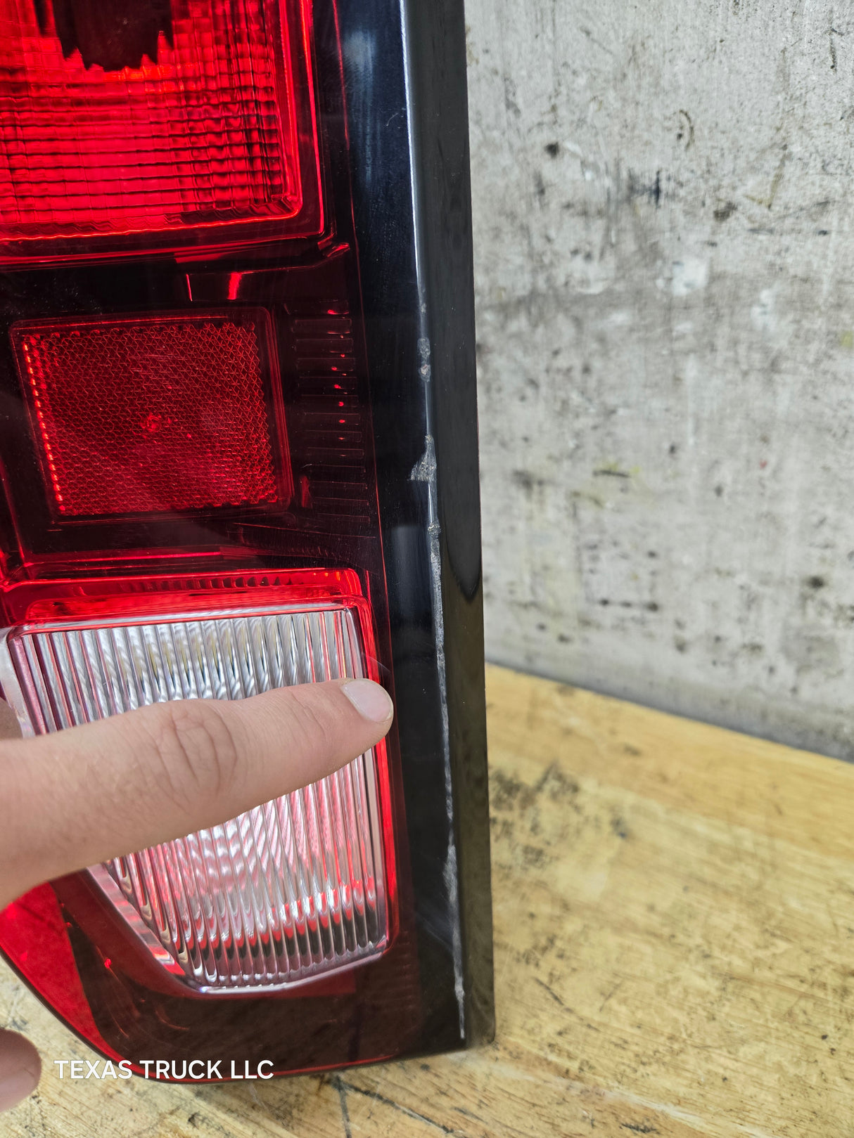 2019-2023 GMC Sierra 1500 2500 3500 HD LH Driver Side Tail Light 85105348