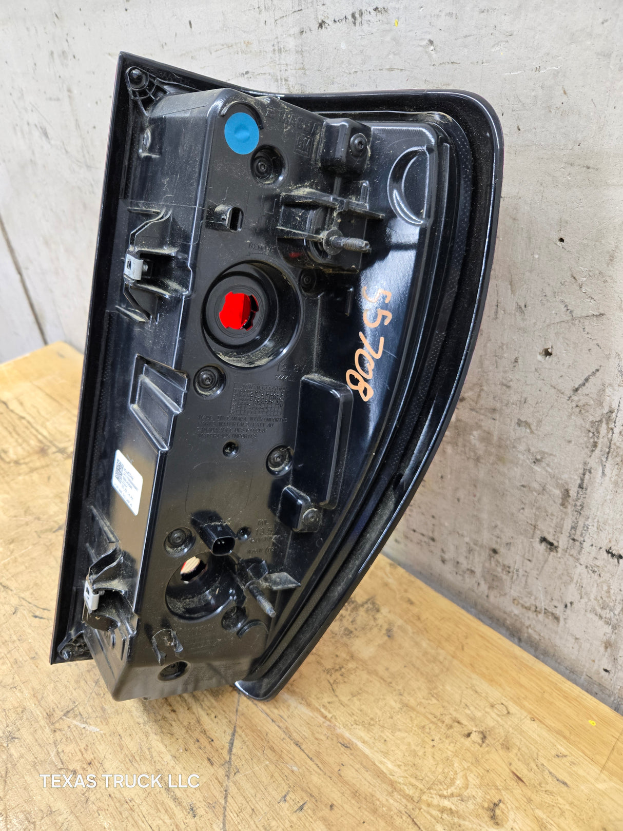 2019-2023 GMC Sierra 1500 2500 3500 HD LH Driver Side Tail Light 85105348