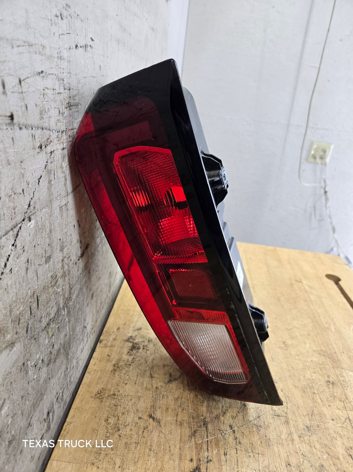 2019-2023 GMC Sierra 1500 2500 3500 HD LH Driver Side Tail Light 85105348