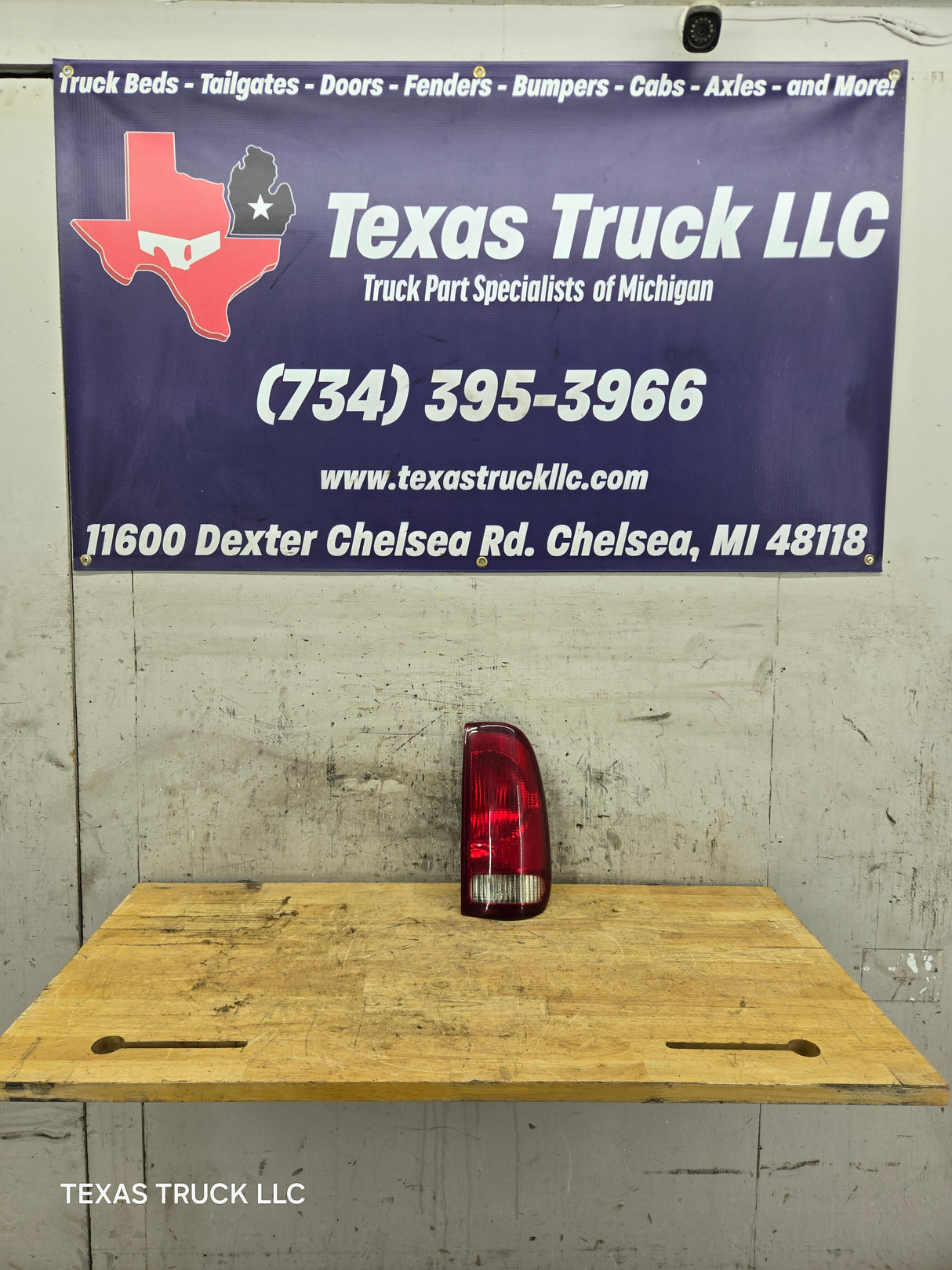 1999-2007 Ford Super Duty F250 F350 F450 F550 RH Passenger Side Tail Light