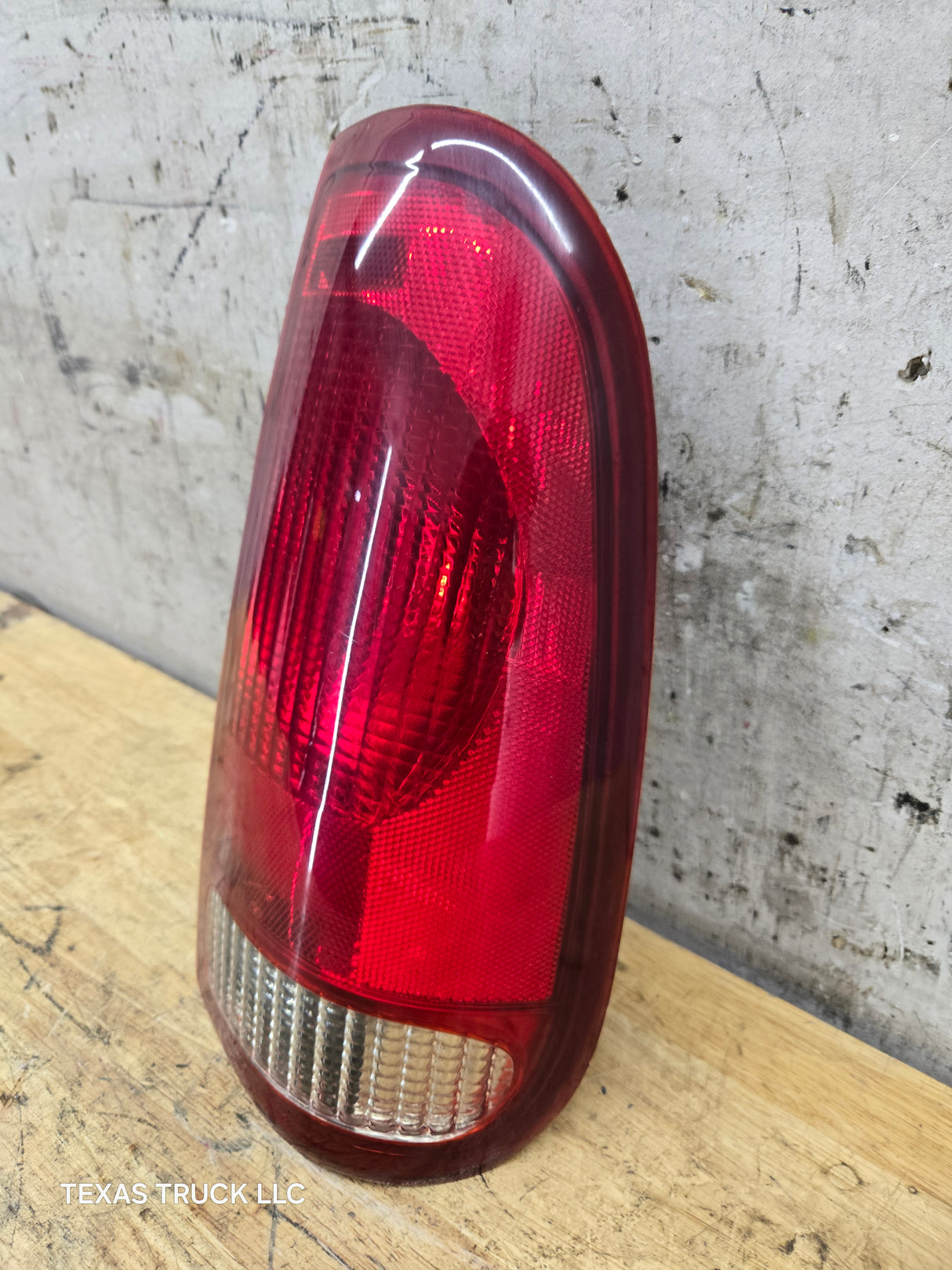 1999-2007 Ford Super Duty F250 F350 F450 F550 RH Passenger Side Tail Light