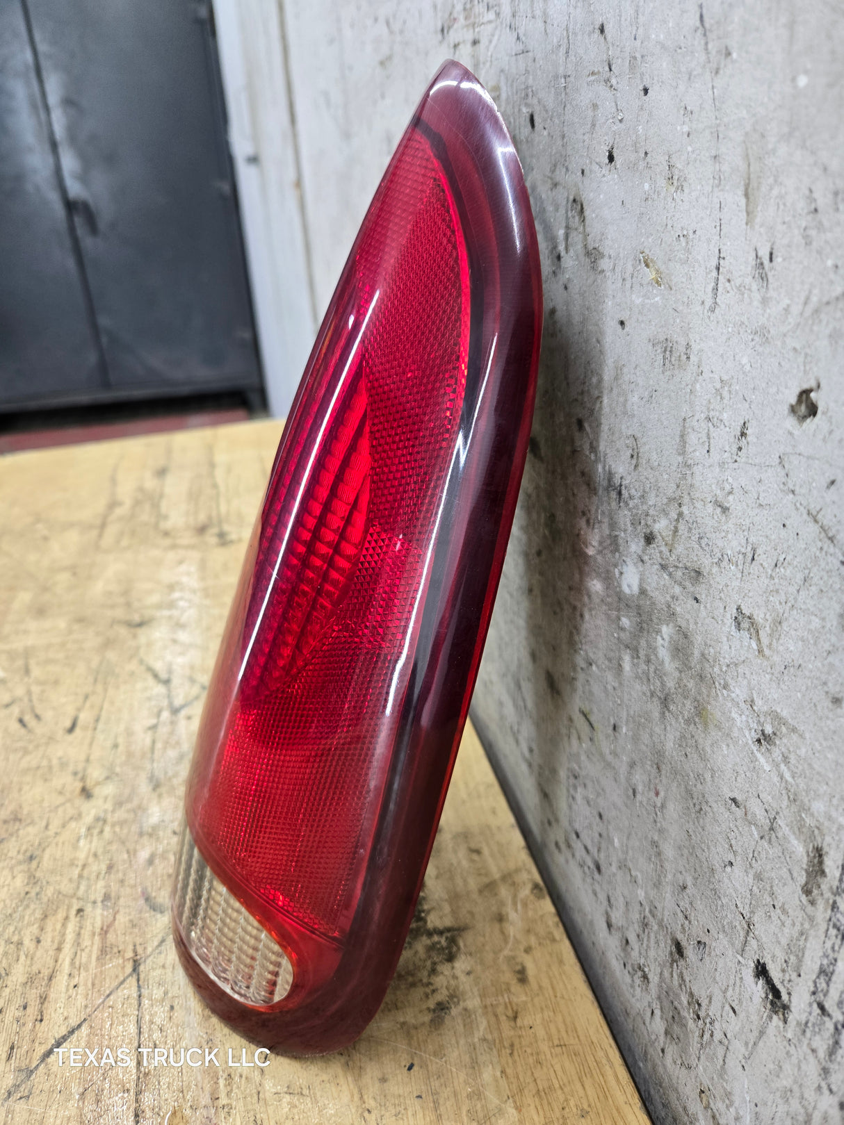 1999-2007 Ford Super Duty F250 F350 F450 F550 RH Passenger Side Tail Light