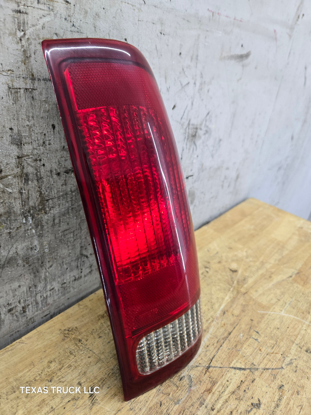 1999-2007 Ford Super Duty F250 F350 F450 F550 RH Passenger Side Tail Light