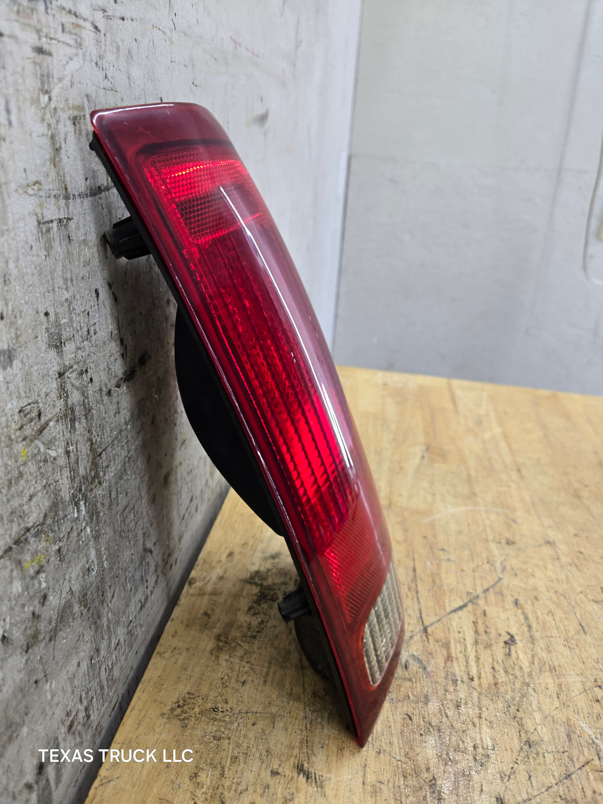 1999-2007 Ford Super Duty F250 F350 F450 F550 RH Passenger Side Tail Light