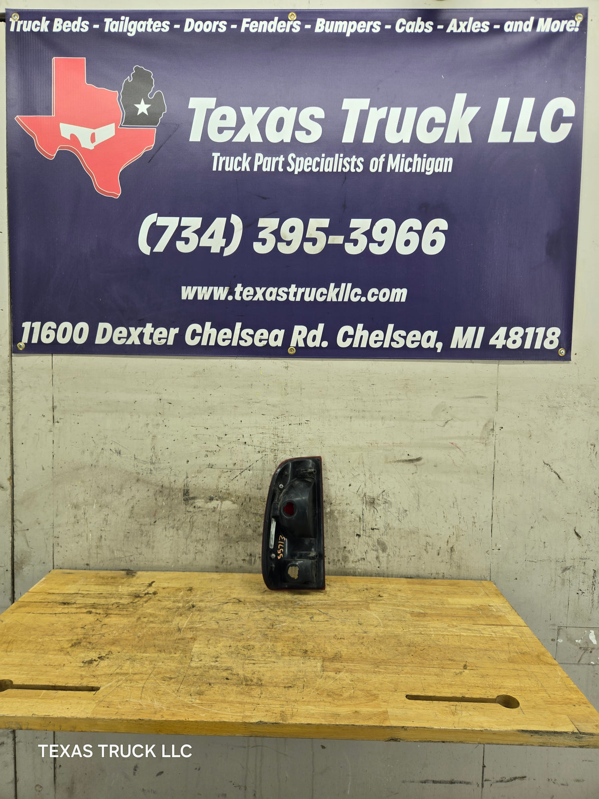 1999-2007 Ford Super Duty F250 F350 F450 F550 RH Passenger Side Tail Light