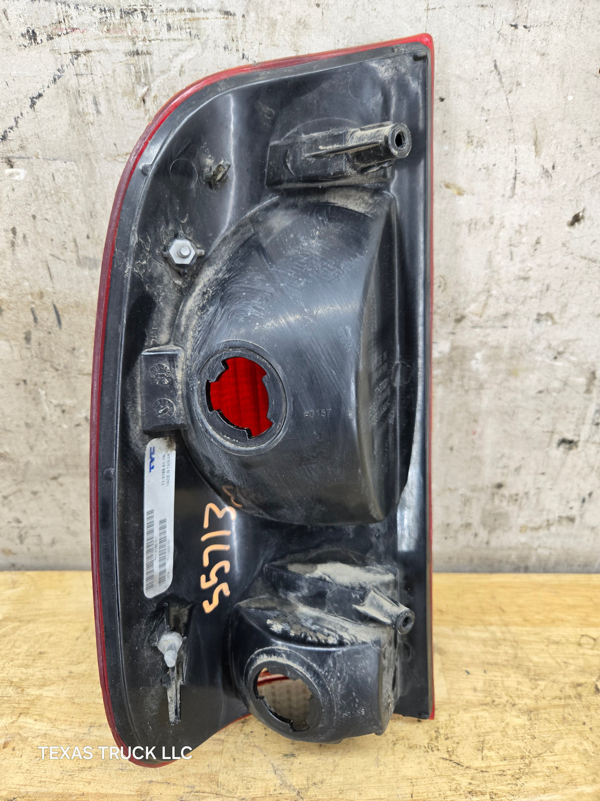 1999-2007 Ford Super Duty F250 F350 F450 F550 RH Passenger Side Tail Light