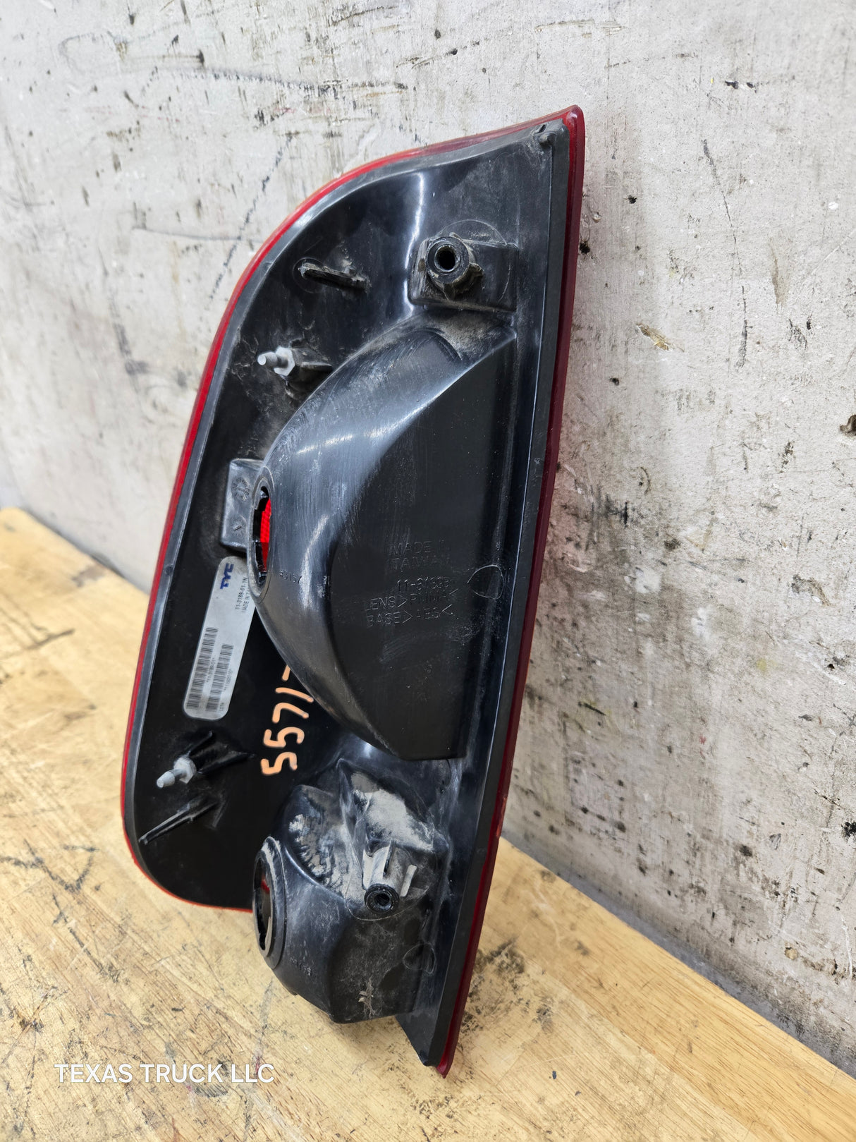 1999-2007 Ford Super Duty F250 F350 F450 F550 RH Passenger Side Tail Light