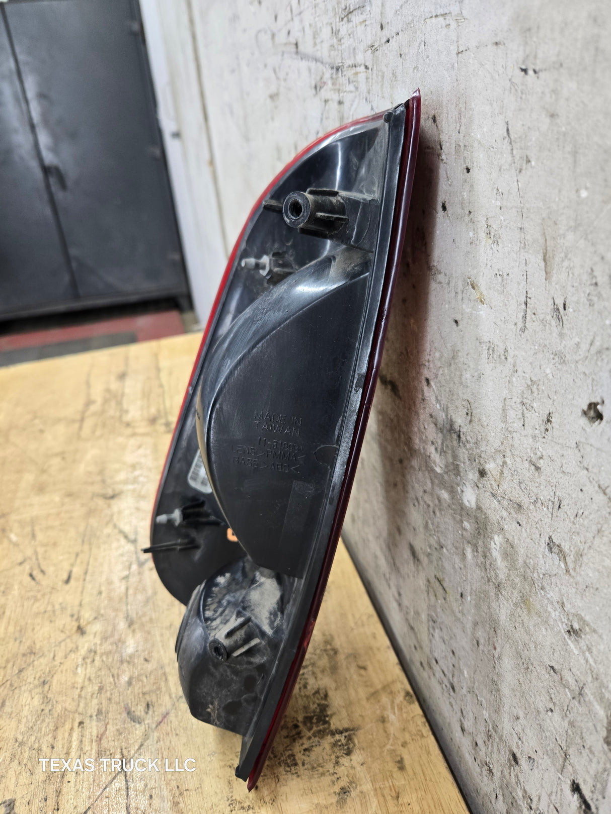 1999-2007 Ford Super Duty F250 F350 F450 F550 RH Passenger Side Tail Light