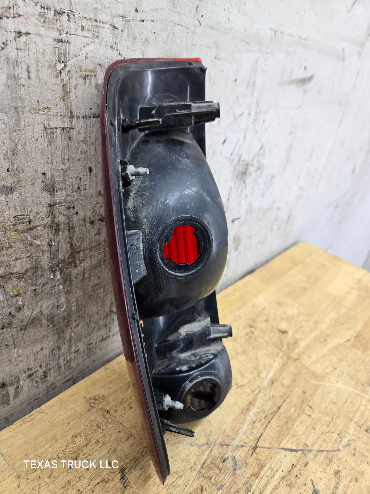 1999-2007 Ford Super Duty F250 F350 F450 F550 RH Passenger Side Tail Light