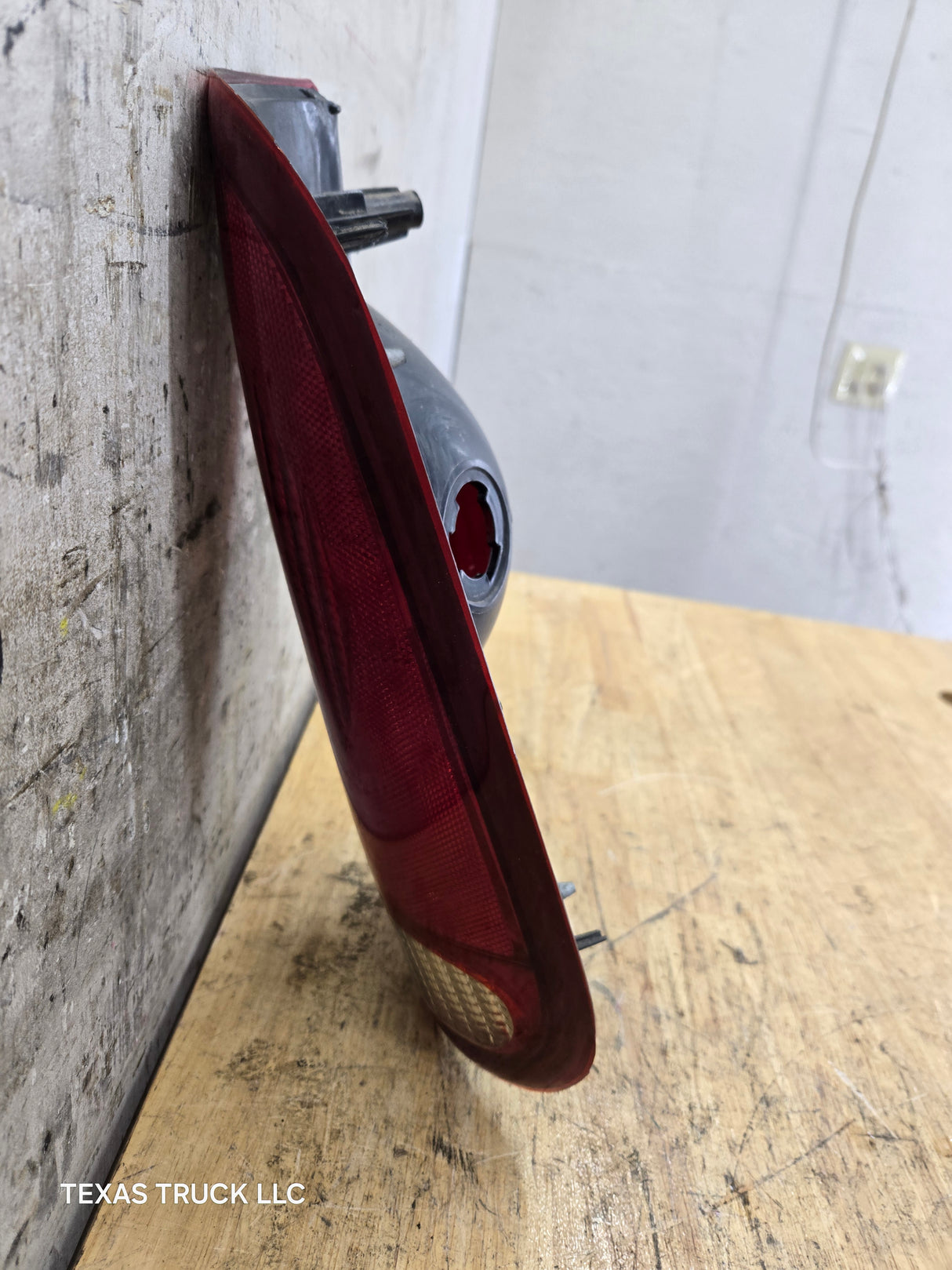 1999-2007 Ford Super Duty F250 F350 F450 F550 RH Passenger Side Tail Light