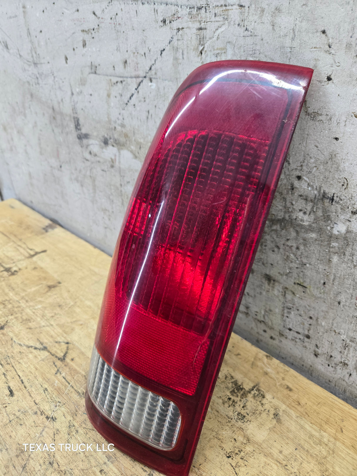 1999-2007 Ford Super Duty F250 F350 F450 F550 LH Driver Side Tail Light