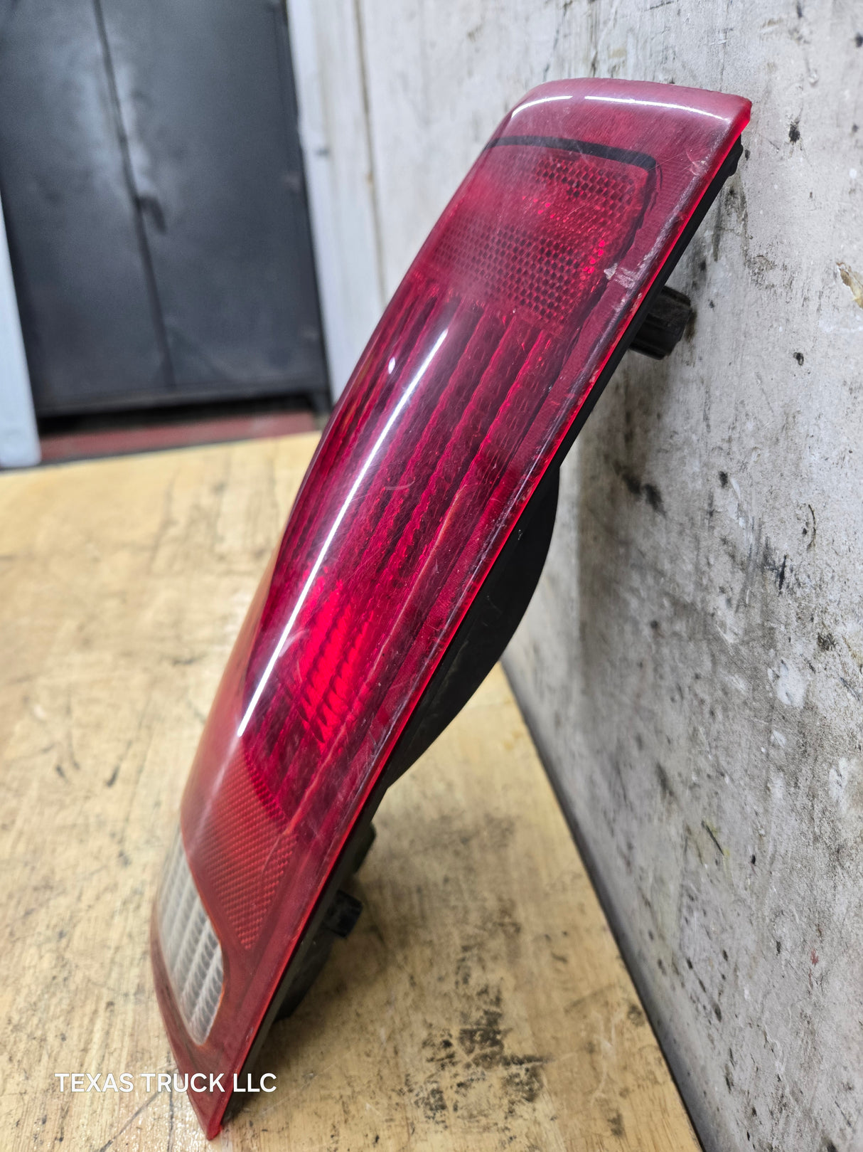 1999-2007 Ford Super Duty F250 F350 F450 F550 LH Driver Side Tail Light