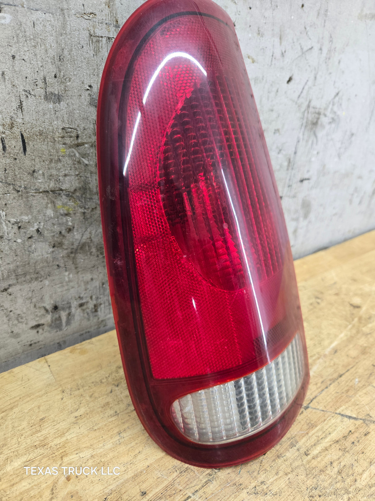 1999-2007 Ford Super Duty F250 F350 F450 F550 LH Driver Side Tail Light