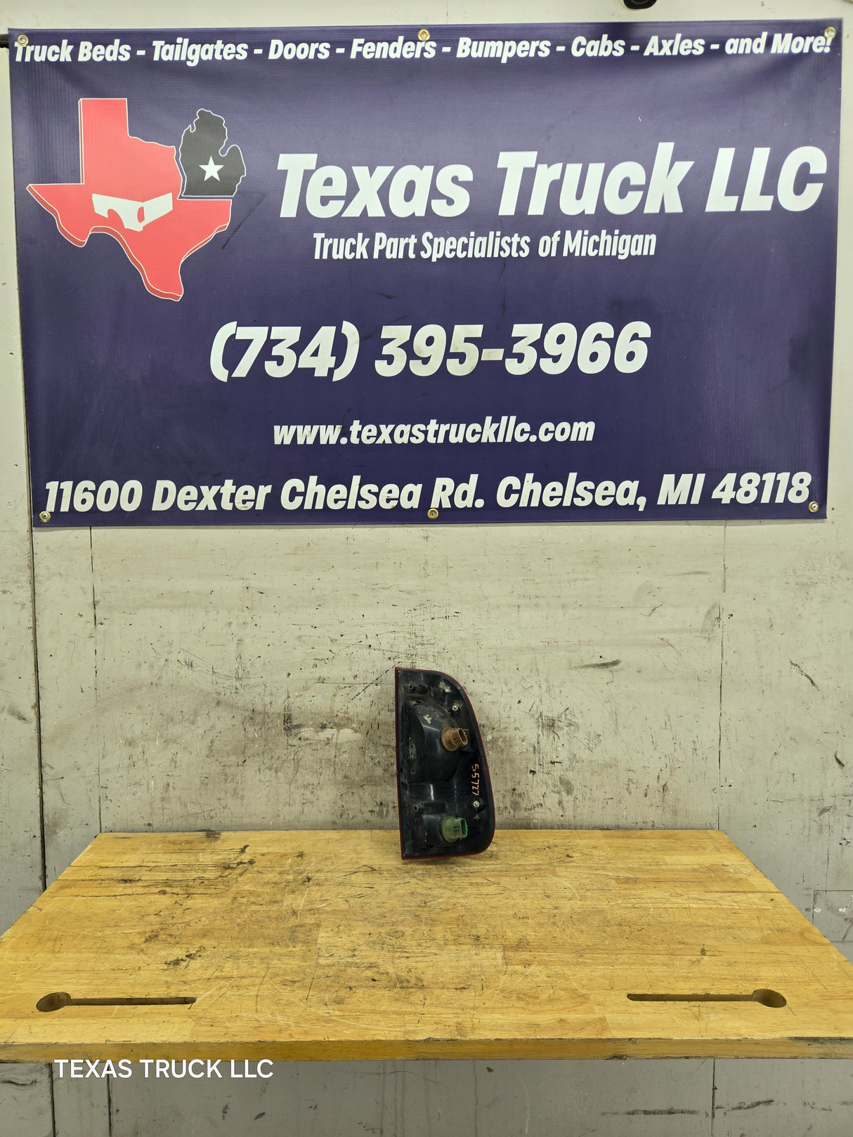 1999-2007 Ford Super Duty F250 F350 F450 F550 LH Driver Side Tail Light