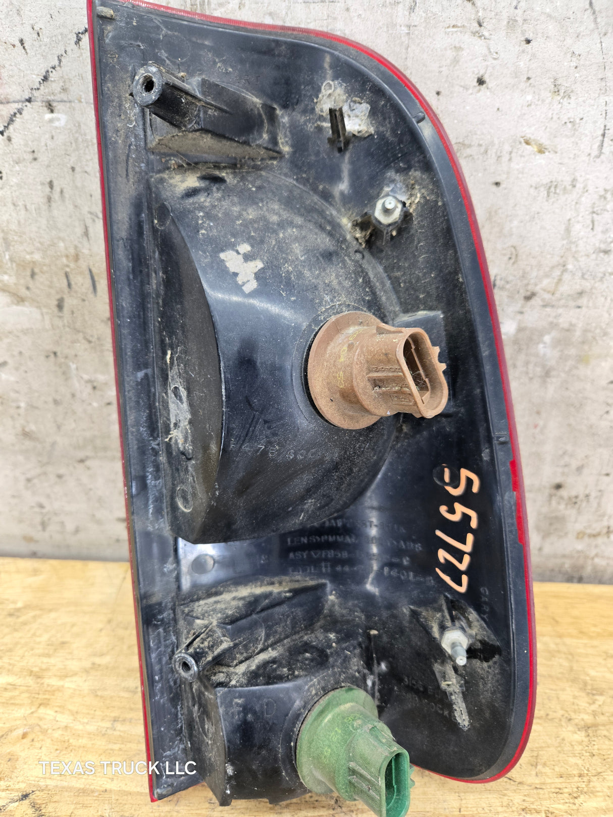 1999-2007 Ford Super Duty F250 F350 F450 F550 LH Driver Side Tail Light