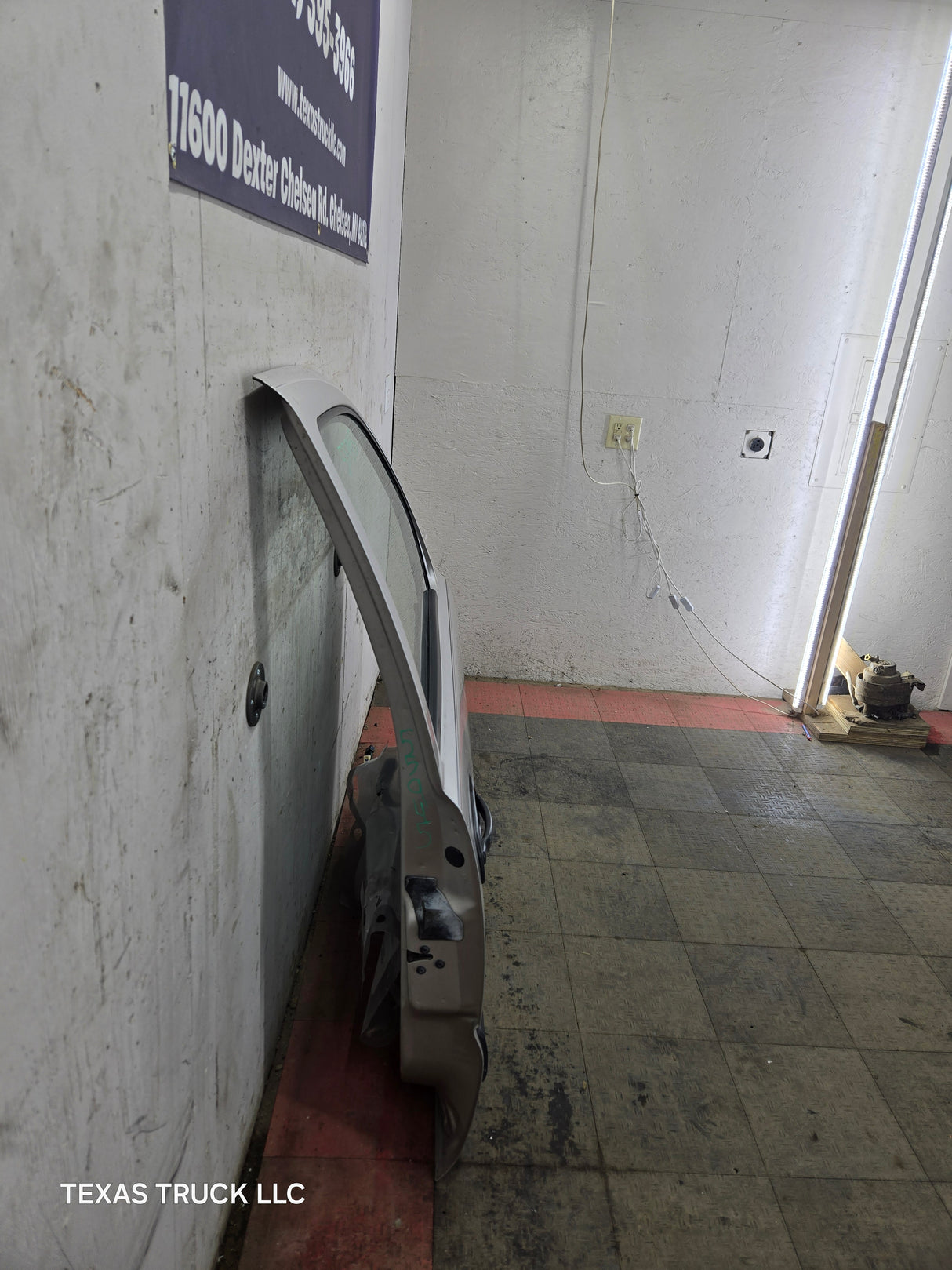 1999-2006 Chevrolet Silverado / GMC Sierra 1500 2500 3500 HD Front Passenger Side Door RH - Pewter/Tan