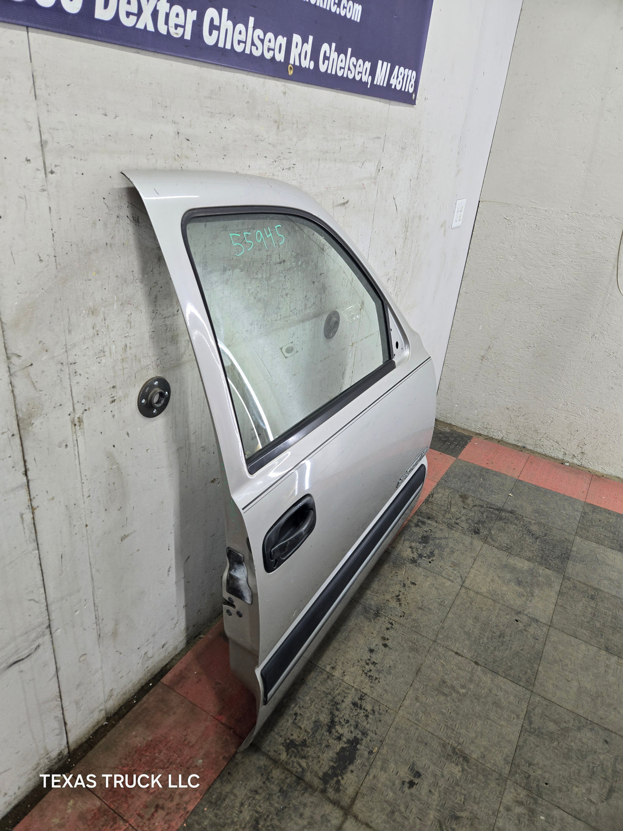 1999-2006 Chevrolet Silverado / GMC Sierra 1500 2500 3500 HD Front Passenger Side Door RH - Pewter/Tan