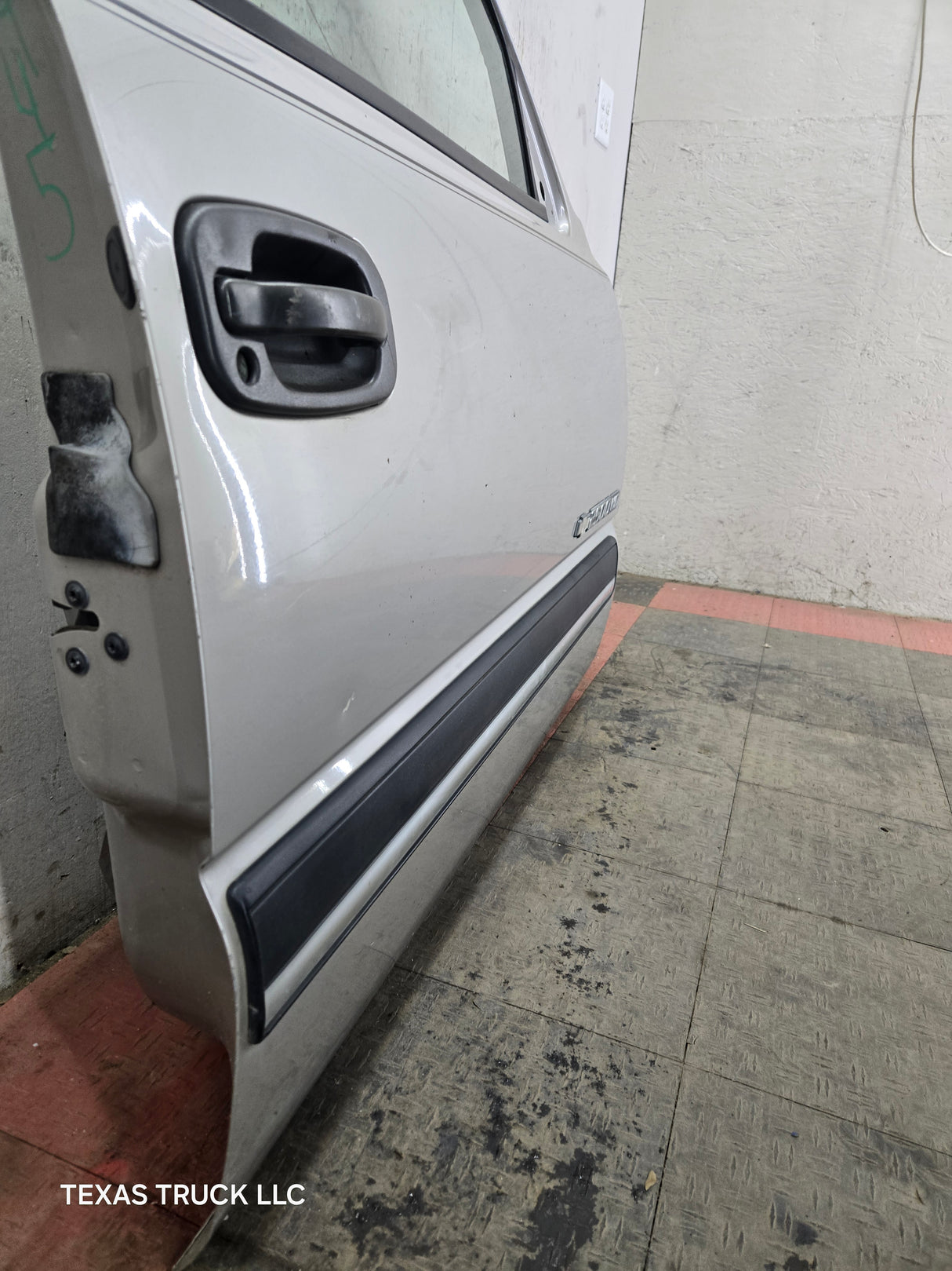 1999-2006 Chevrolet Silverado / GMC Sierra 1500 2500 3500 HD Front Passenger Side Door RH - Pewter/Tan