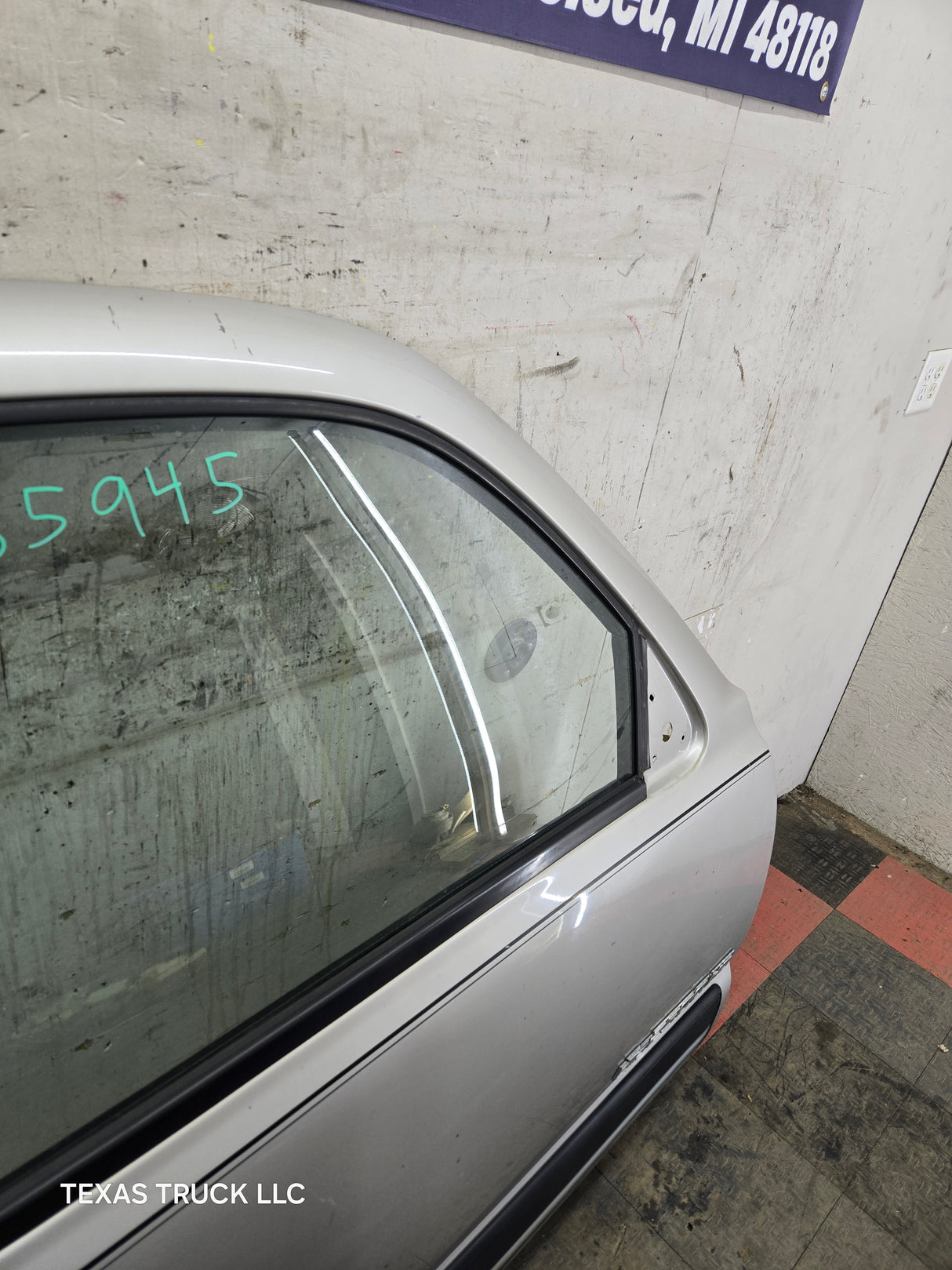 1999-2006 Chevrolet Silverado / GMC Sierra 1500 2500 3500 HD Front Passenger Side Door RH - Pewter/Tan