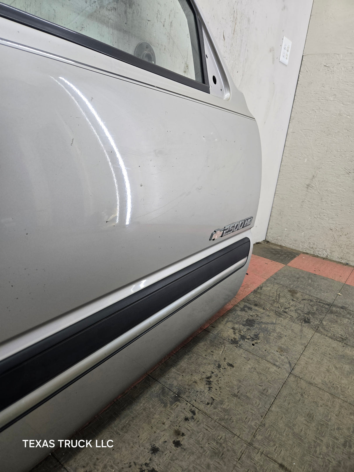 1999-2006 Chevrolet Silverado / GMC Sierra 1500 2500 3500 HD Front Passenger Side Door RH - Pewter/Tan