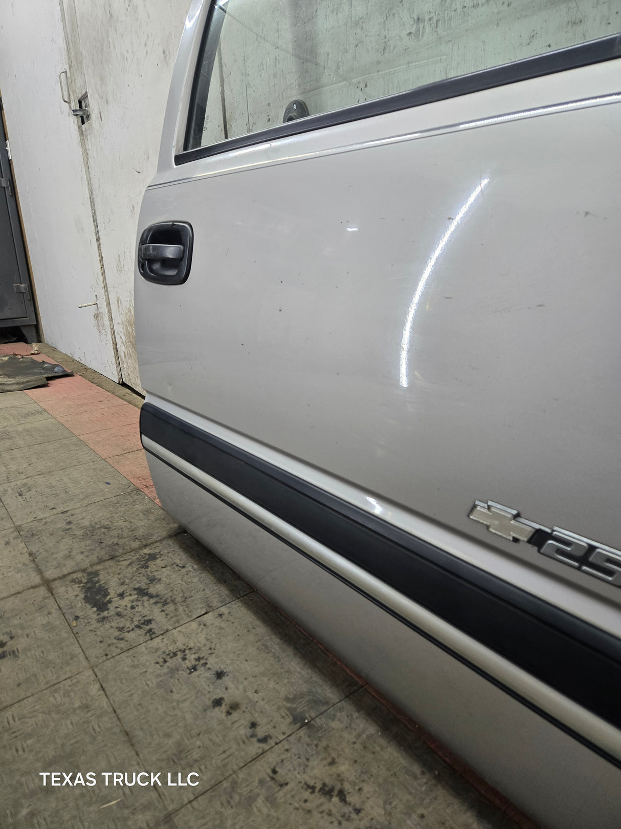 1999-2006 Chevrolet Silverado / GMC Sierra 1500 2500 3500 HD Front Passenger Side Door RH - Pewter/Tan