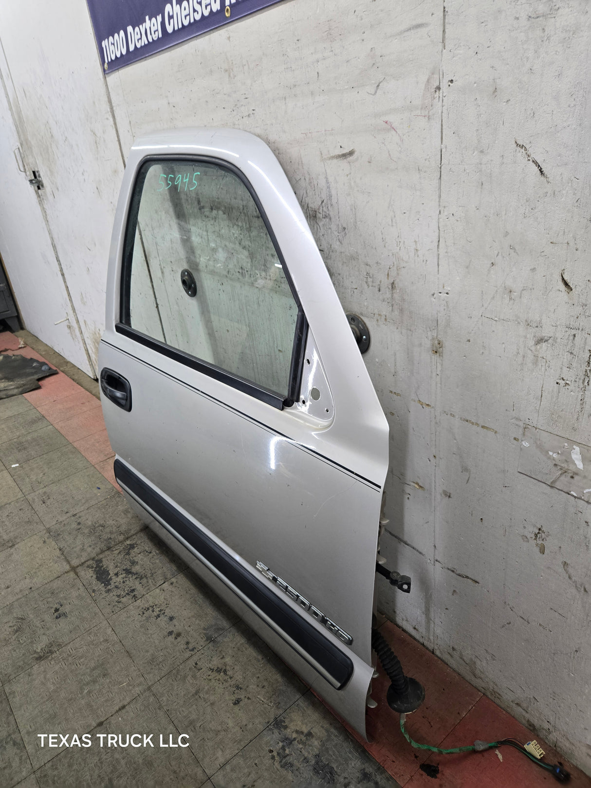 1999-2006 Chevrolet Silverado / GMC Sierra 1500 2500 3500 HD Front Passenger Side Door RH - Pewter/Tan