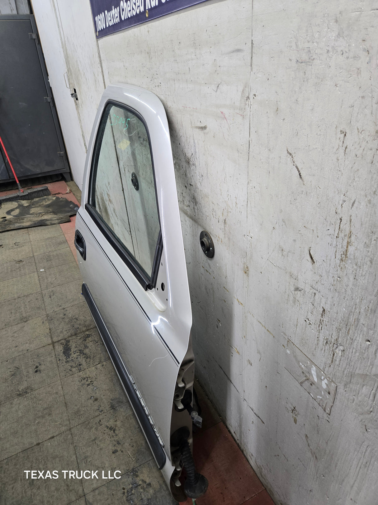 1999-2006 Chevrolet Silverado / GMC Sierra 1500 2500 3500 HD Front Passenger Side Door RH - Pewter/Tan