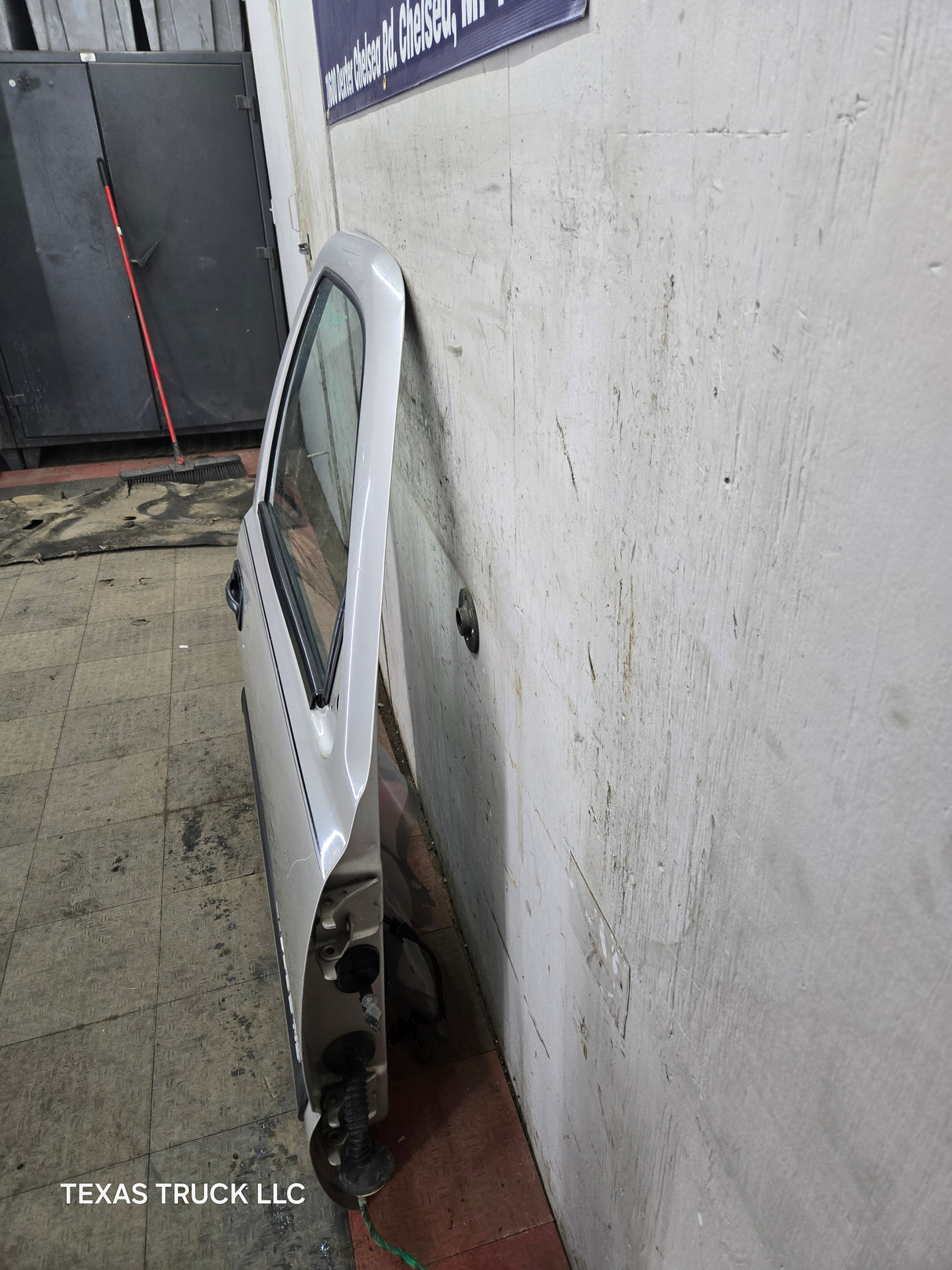 1999-2006 Chevrolet Silverado / GMC Sierra 1500 2500 3500 HD Front Passenger Side Door RH - Pewter/Tan