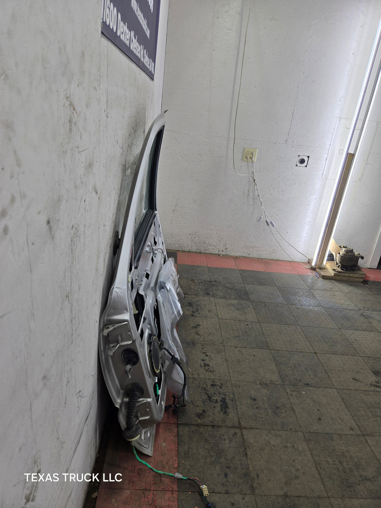 1999-2006 Chevrolet Silverado / GMC Sierra 1500 2500 3500 HD Front Passenger Side Door RH - Pewter/Tan