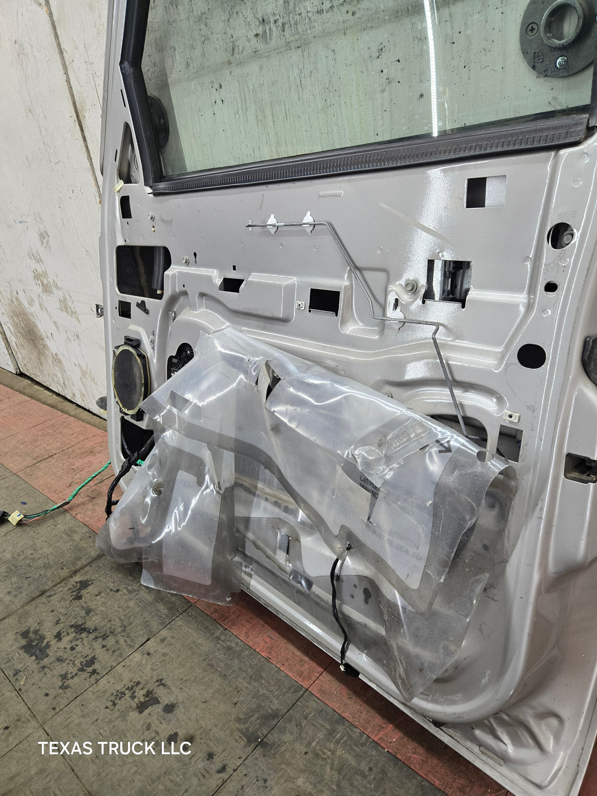 1999-2006 Chevrolet Silverado / GMC Sierra 1500 2500 3500 HD Front Passenger Side Door RH - Pewter/Tan