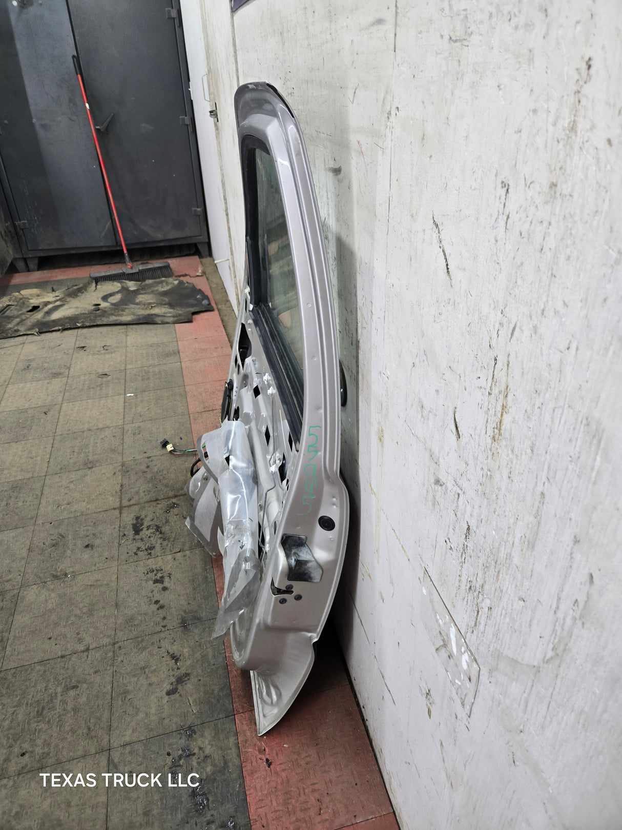 1999-2006 Chevrolet Silverado / GMC Sierra 1500 2500 3500 HD Front Passenger Side Door RH - Pewter/Tan