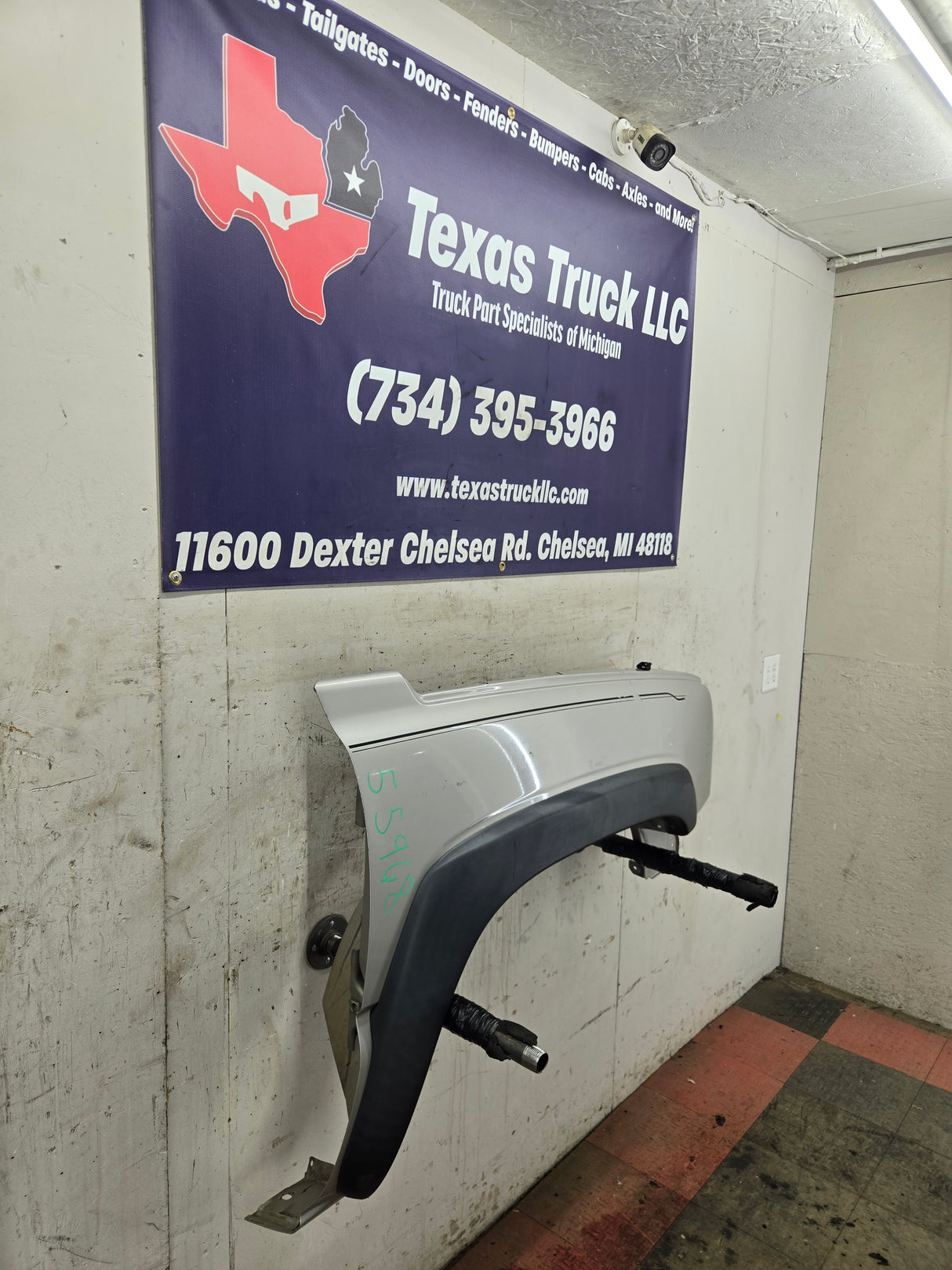 2003-2007 Chevrolet Silverado / Tahoe / Suburban 1500 2500 3500 HD RH Passenger Side "Cateye" Front Fender - Pewter/Tan