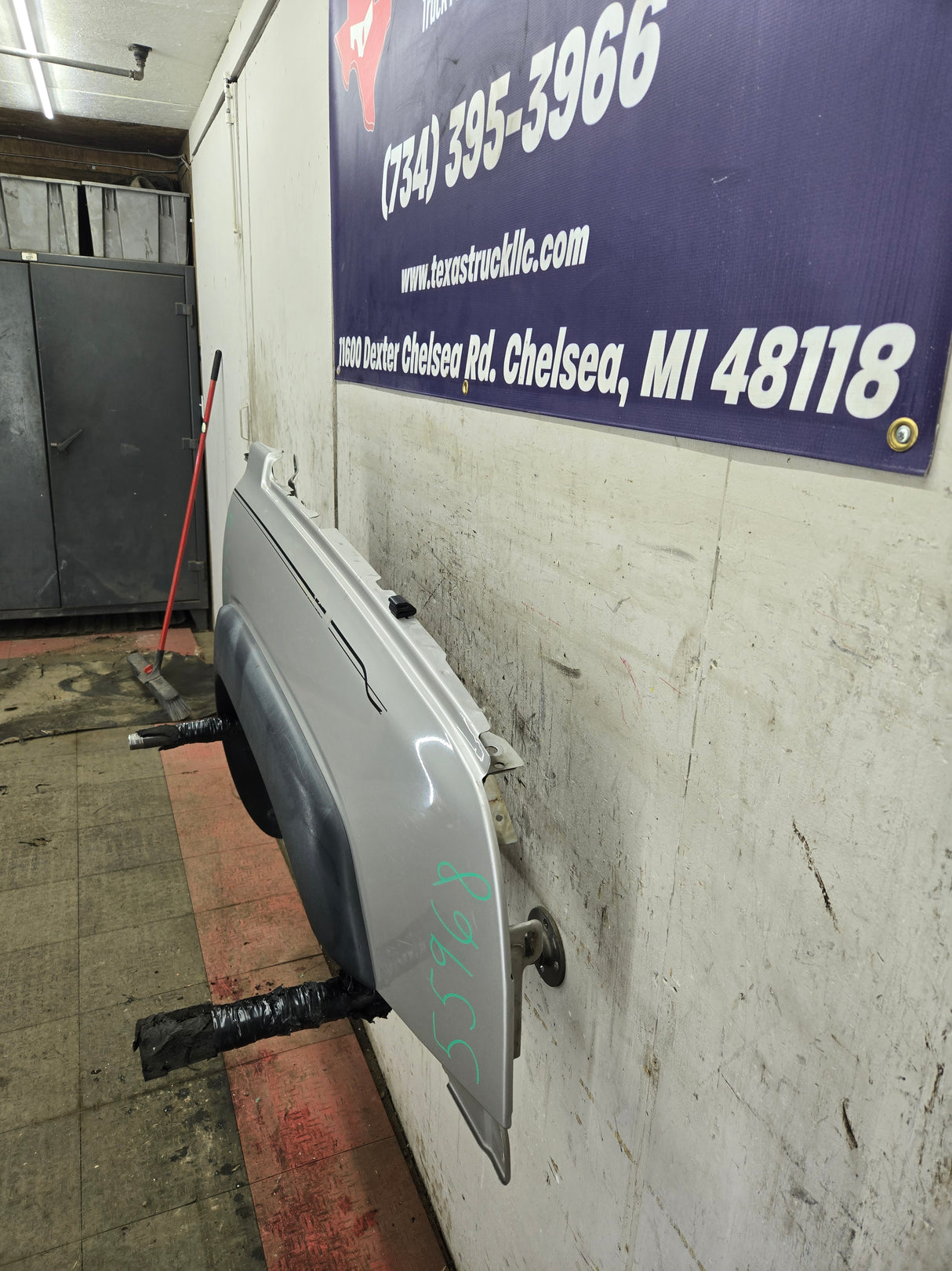 2003-2007 Chevrolet Silverado / Tahoe / Suburban 1500 2500 3500 HD RH Passenger Side "Cateye" Front Fender - Pewter/Tan