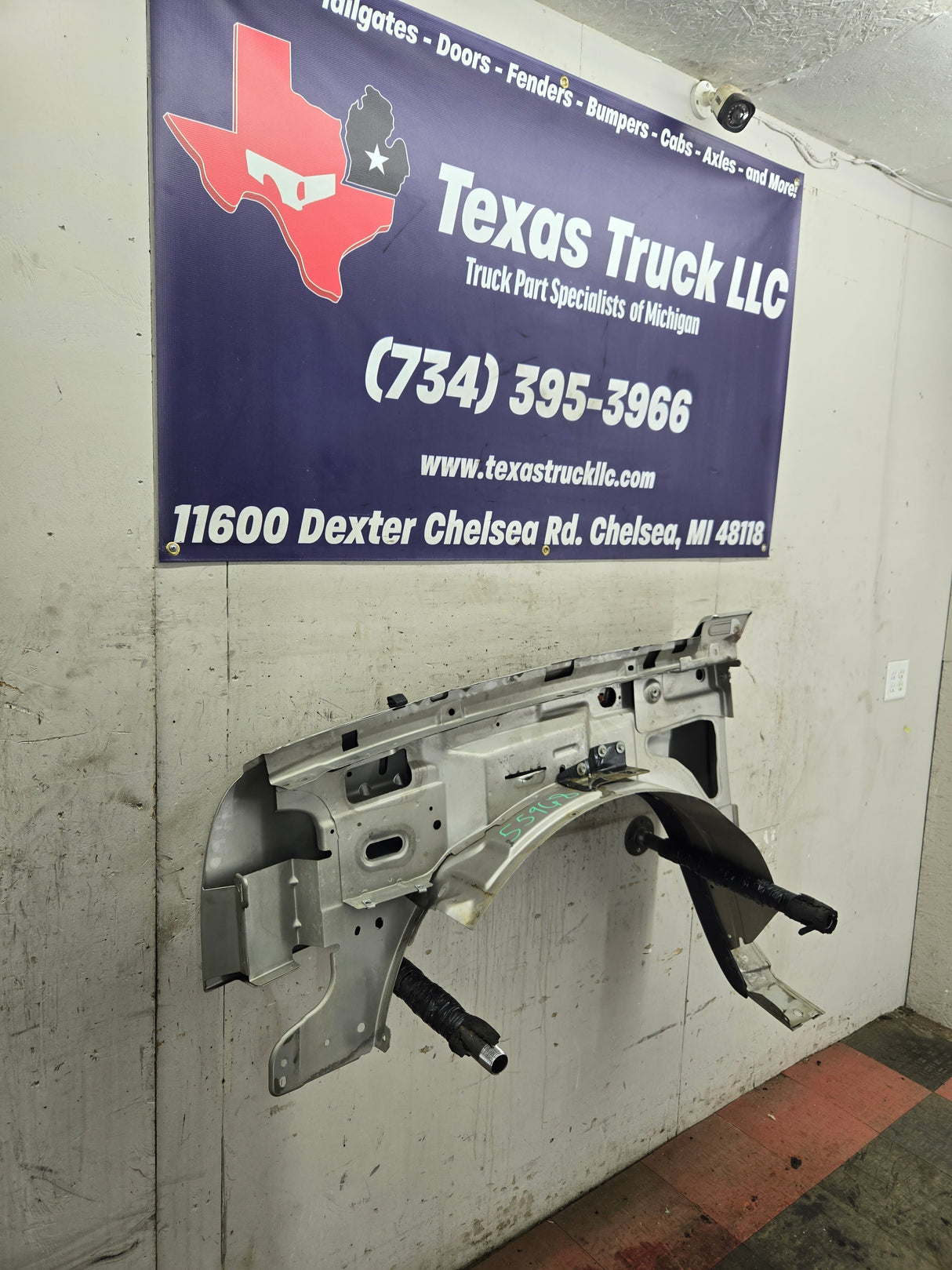 2003-2007 Chevrolet Silverado / Tahoe / Suburban 1500 2500 3500 HD RH Passenger Side "Cateye" Front Fender - Pewter/Tan