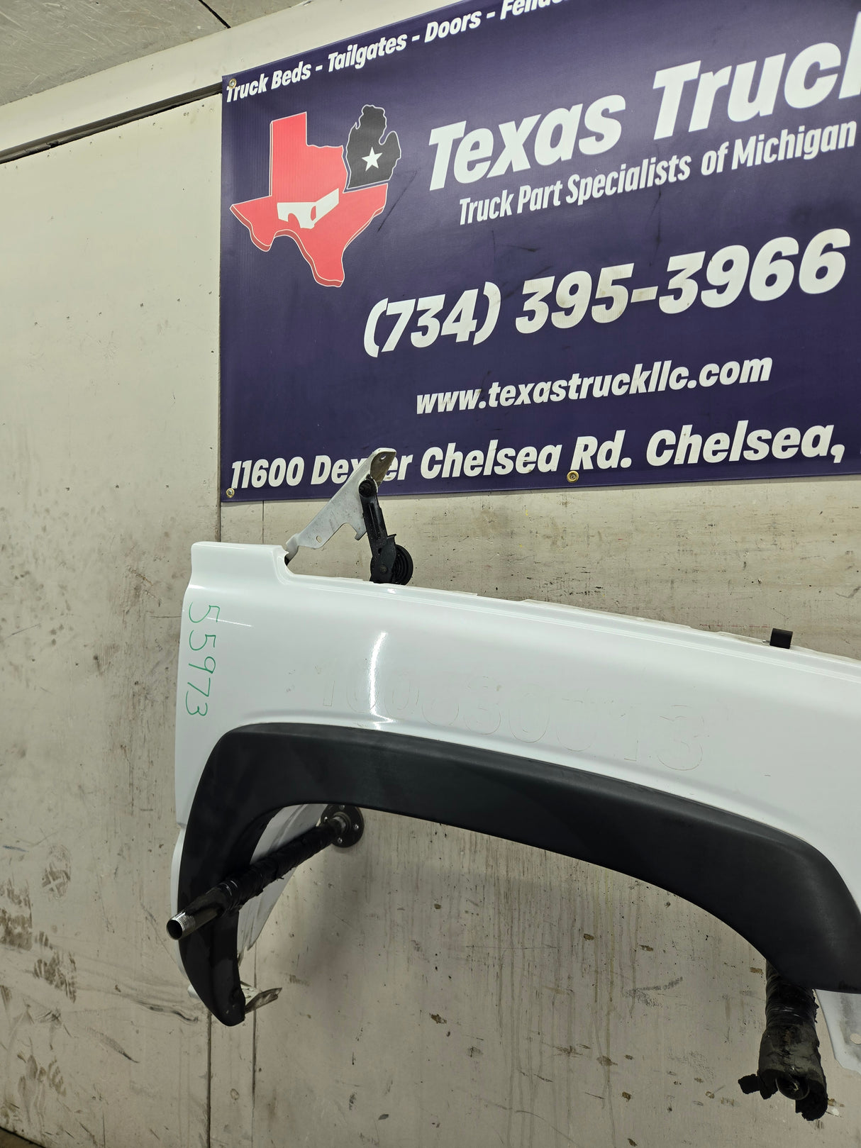 2003-2007 Chevrolet Silverado / Tahoe / Suburban 1500 2500 3500 HD RH Passenger Side "Cateye" Front Fender - Summit White