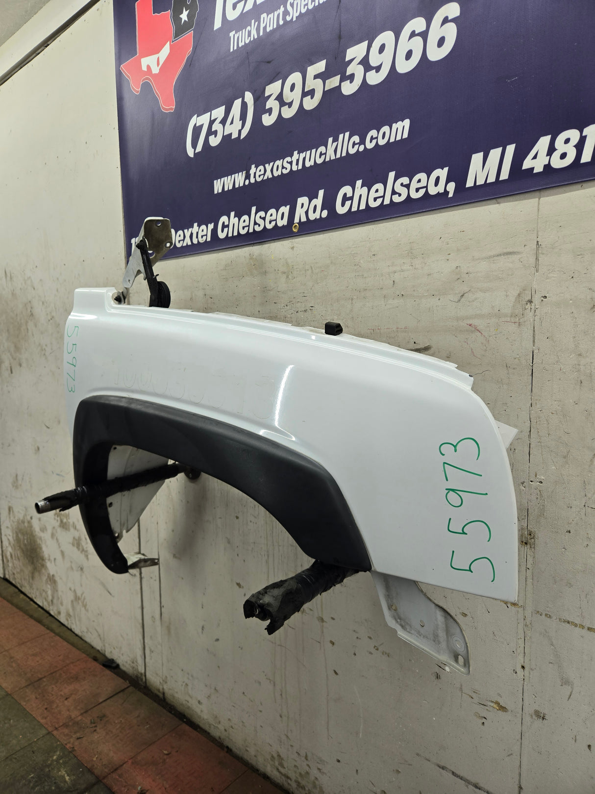 2003-2007 Chevrolet Silverado / Tahoe / Suburban 1500 2500 3500 HD RH Passenger Side "Cateye" Front Fender - Summit White