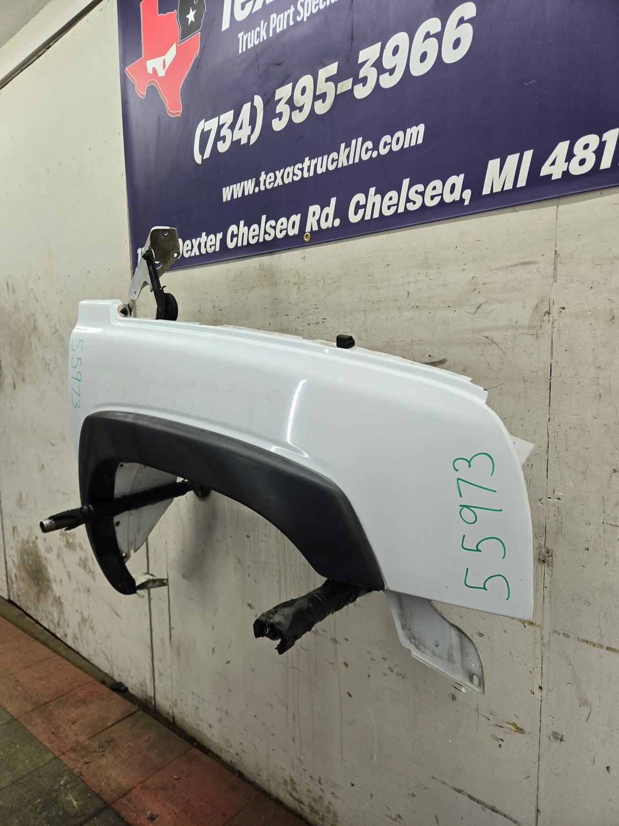 2003-2007 Chevrolet Silverado / Tahoe / Suburban 1500 2500 3500 HD RH Passenger Side "Cateye" Front Fender - Summit White