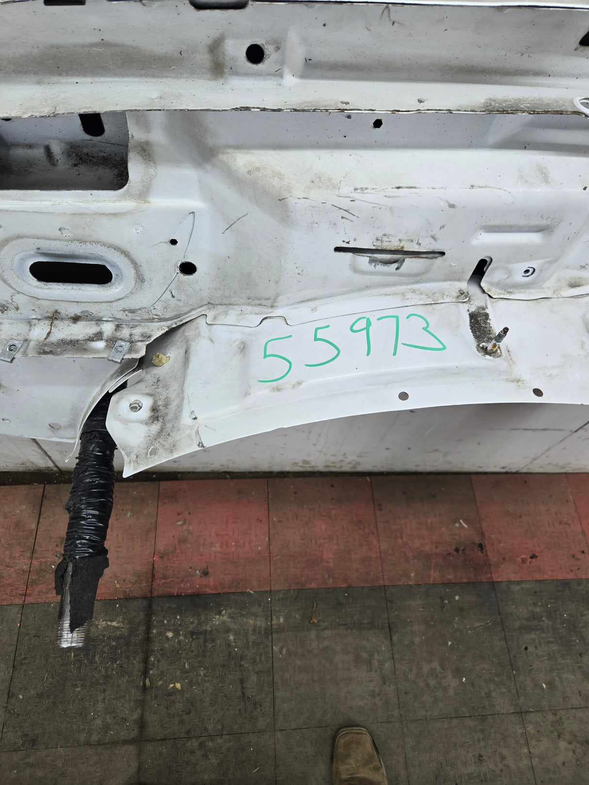 2003-2007 Chevrolet Silverado / Tahoe / Suburban 1500 2500 3500 HD RH Passenger Side "Cateye" Front Fender - Summit White