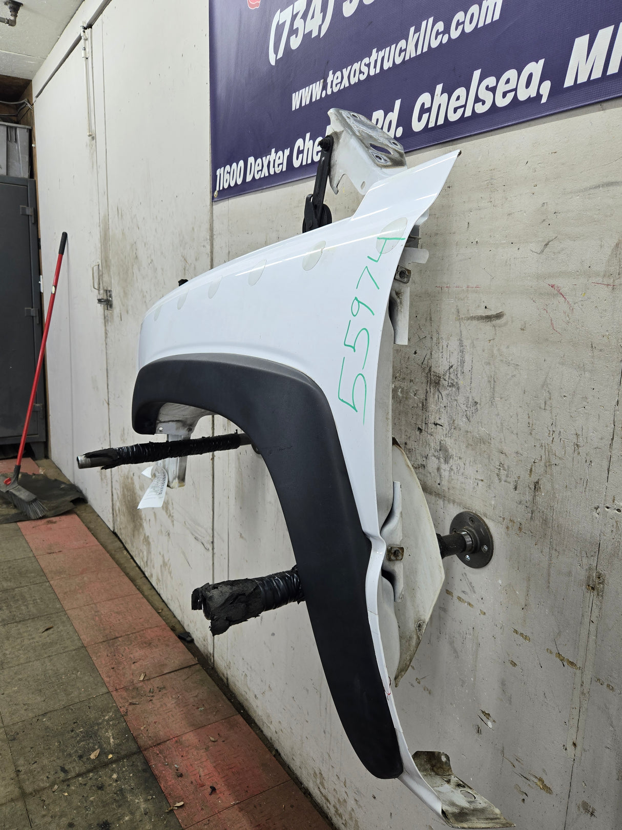 2003-2007 Chevrolet Silverado / Tahoe / Suburban 1500 2500 3500 HD LH Driver Side "Cateye" Front Fender - Summit White