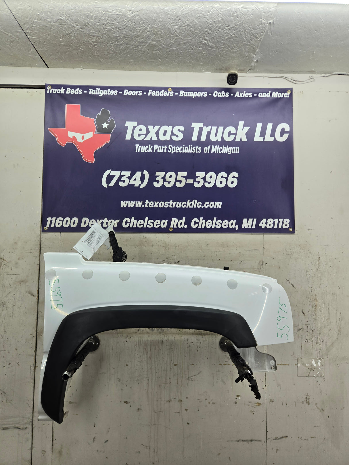 2003-2007 Chevrolet Silverado / Tahoe / Suburban 1500 2500 3500 HD RH Passenger Side "Cateye" Front Fender - Summit White