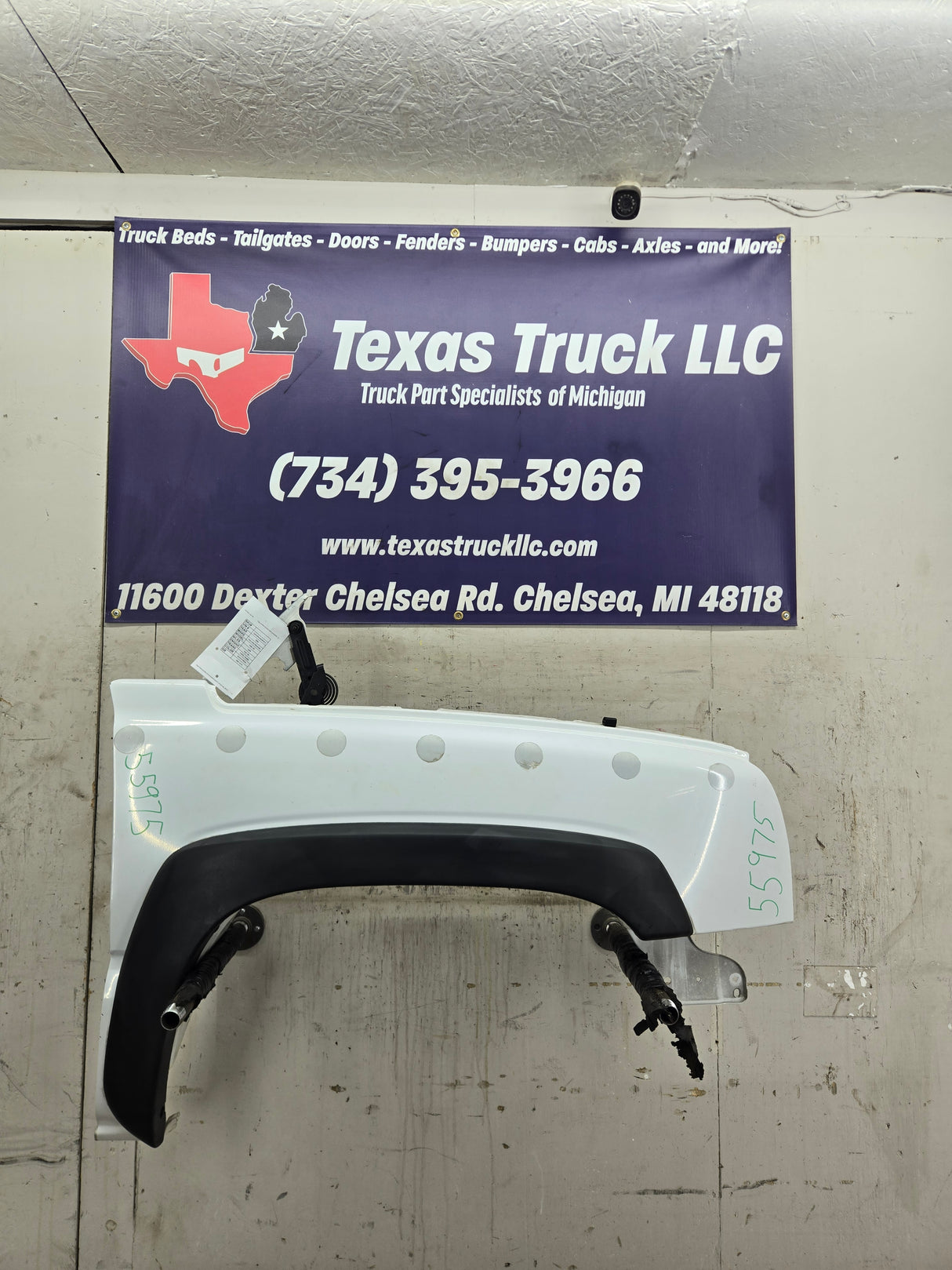 2003-2007 Chevrolet Silverado / Tahoe / Suburban 1500 2500 3500 HD RH Passenger Side "Cateye" Front Fender - Summit White