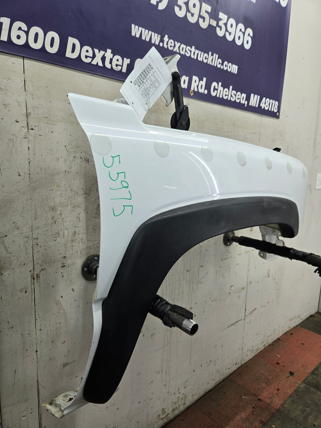 2003-2007 Chevrolet Silverado / Tahoe / Suburban 1500 2500 3500 HD RH Passenger Side "Cateye" Front Fender - Summit White